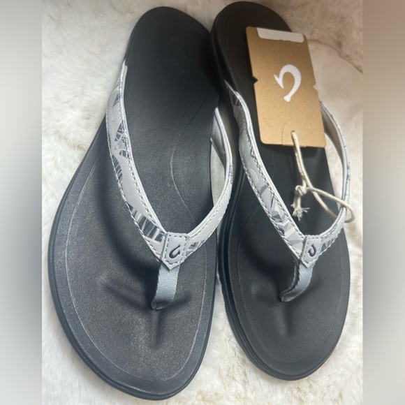 OluKai Ho’Opio Black & grey Sandals comfort island flip flops NWT Sz-9. RS - Picture 3 of 8
